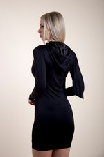 Kép betöltése a galériamegjelenítőbe: Fekete ruha szatén díszítéssel
