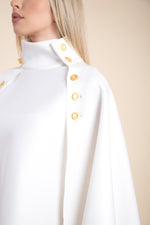 Kép betöltése a galériamegjelenítőbe: Szétgombolható fehér kabát, arany gombokkal, sztreccs
