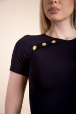 Kép betöltése a galériamegjelenítőbe: Kerek nyakú polimaid Ruha, alakformaló sztreccs, arany gombos díszekkel, rövid ujjú
