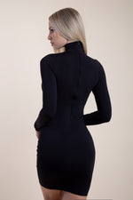 Laden Sie das Bild in den Galerie-Viewer, Elegáns alakformáló fekete polimaid ruha, hátán zippes
