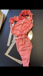 Kép betöltése a galériamegjelenítőbe: Rózsaszín Fodros, hátán keresztpántos body és fürdőruha
