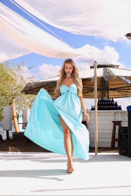 Alkami türkizkék szatén ruha, lenge sliccelt, a mellrészén állítható kötős