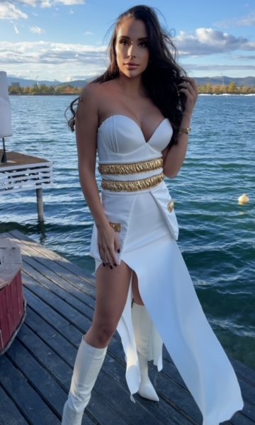 Mellkosaras sliccel fehér ruha, sztreccs + design arany díszítésű levehtő öv